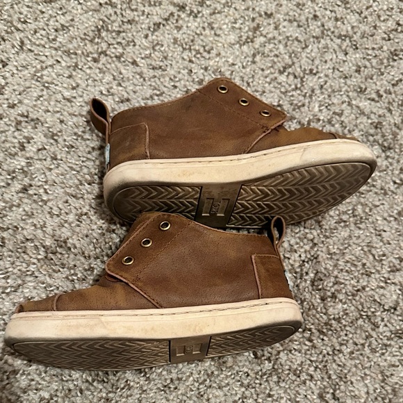 Toms Boys size 9 - Picture 2 of 4